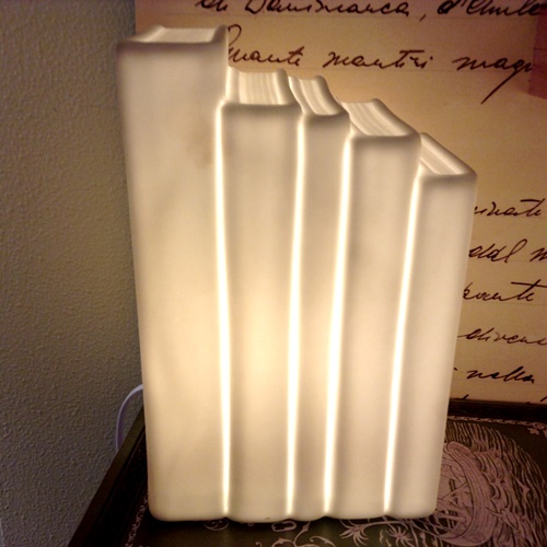 Lampada led 5 libri ceramica bianca