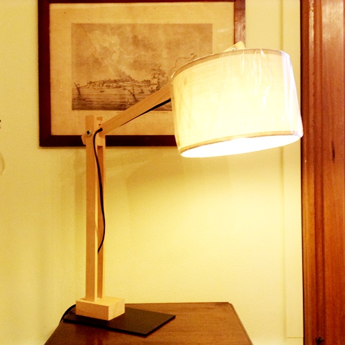 Lampada in legno a stelo snodato